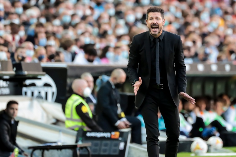 开云体育官网-西蒙尼怒斥欧足联：小蜘蛛摔倒了两次触球，规则就变了这让我羞愧